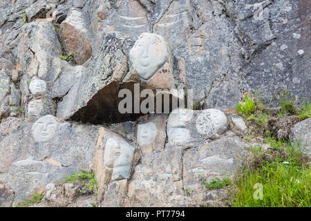 Gesichter am Fels als Teil der Stein & Mann Skulptur, Qaqortoq, Grönland Stockfoto