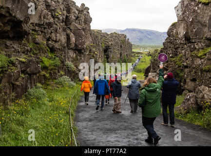 Touristen in den Nationalpark Thingvellir, Island Stockfoto