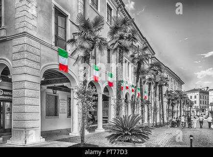 SALO, Italien - 1. JUNI: italienische Flaggen auf der Fassade des Palazzo della Magnifica Patria, ikonischen Gebäude in der Stadt Salo, Gardasee, Italien, 1. Juni, 2. Stockfoto