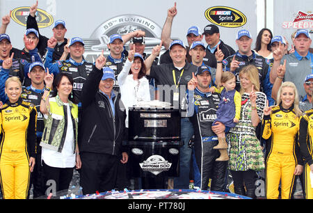 Jimmie Johnson feiert den Gewinn der NASCAR Sprint Cup Daytona 500 auf dem Daytona International Speedway in Daytona, Florida, am 24. Februar 2013. Stockfoto