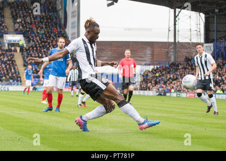 Portsmouth, Großbritannien. 6. Oktober 2018. Gabriel Zakuani von Gillingham löscht die Kugel während der efl Sky Bet Liga 1 Übereinstimmung zwischen Portsmouth und Gillingham an Fratton Park, Portsmouth, England am 6. Oktober 2018. Foto von Simon Carlton. Nur die redaktionelle Nutzung, eine Lizenz für die gewerbliche Nutzung erforderlich. Keine Verwendung in Wetten, Spiele oder einer einzelnen Verein/Liga/player Publikationen. Credit: UK Sport Pics Ltd/Alamy leben Nachrichten Stockfoto