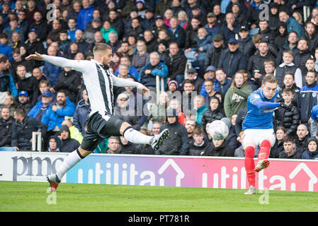 Portsmouth, Großbritannien. 6. Oktober 2018. Ronan Curtis von Portsmouth Kreuze während der efl Sky Bet Liga 1 Übereinstimmung zwischen Portsmouth und Gillingham an Fratton Park, Portsmouth, England am 6. Oktober 2018. Foto von Simon Carlton. Nur die redaktionelle Nutzung, eine Lizenz für die gewerbliche Nutzung erforderlich. Keine Verwendung in Wetten, Spiele oder einer einzelnen Verein/Liga/player Publikationen. Credit: UK Sport Pics Ltd/Alamy leben Nachrichten Stockfoto