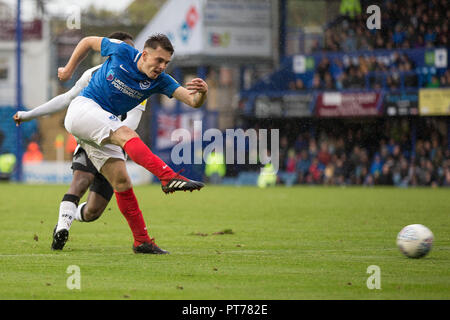 Portsmouth, Großbritannien. 6. Oktober 2018. David Wheeler von Portsmouth schießt während der efl Sky Bet Liga 1 Übereinstimmung zwischen Portsmouth und Gillingham an Fratton Park, Portsmouth, England am 6. Oktober 2018. Foto von Simon Carlton. Nur die redaktionelle Nutzung, eine Lizenz für die gewerbliche Nutzung erforderlich. Keine Verwendung in Wetten, Spiele oder einer einzelnen Verein/Liga/player Publikationen. Credit: UK Sport Pics Ltd/Alamy leben Nachrichten Stockfoto