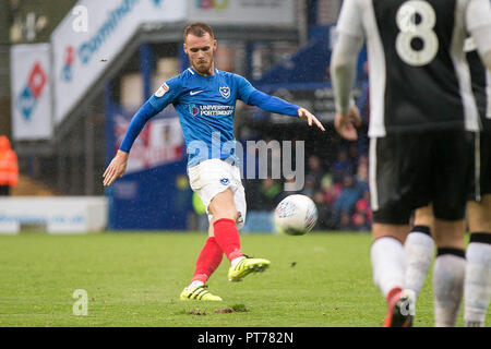 Portsmouth, Großbritannien. 6. Oktober 2018. Tom Naylor von Portsmouth schießt während der efl Sky Bet Liga 1 Übereinstimmung zwischen Portsmouth und Gillingham an Fratton Park, Portsmouth, England am 6. Oktober 2018. Foto von Simon Carlton. Nur die redaktionelle Nutzung, eine Lizenz für die gewerbliche Nutzung erforderlich. Keine Verwendung in Wetten, Spiele oder einer einzelnen Verein/Liga/player Publikationen. Credit: UK Sport Pics Ltd/Alamy leben Nachrichten Stockfoto