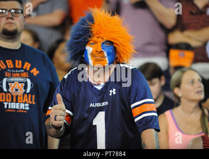 Starkville, MS, USA. 06 Okt, 2018. Ein AUBURN VENTILATOR, während der NCAA Football Spiel zwischen der Auburn Tiger und der Mississippi State Bulldogs bei Davis Wade Stadium in Starkville, MS. Mississippi State besiegt Auburn, 23-9. Kevin Langley/CSM/Alamy leben Nachrichten Stockfoto