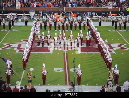 Starkville, MS, USA. 06 Okt, 2018. Die Mississippi State Marching Band, bevor die NCAA Football Spiel zwischen den Auburn Tiger und der Mississippi State Bulldogs bei Davis Wade Stadium in Starkville, MS. Mississippi State besiegt Auburn, 23-9. Kevin Langley/CSM/Alamy leben Nachrichten Stockfoto