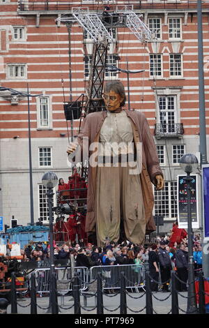 Liverpool, Großbritannien. 7. Oktober 2018. Tag 3 des Royal De Luxe Riese spektakulär, der Große Riese Spaziergänge am Strand auf seiner letzten je Tag in Liverpool. Credit: Ken Biggs/Alamy Leben Nachrichten. Stockfoto