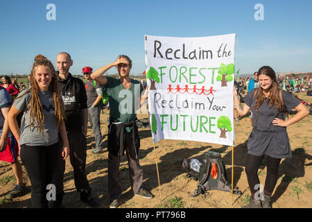 Hambacher, Deutschland. 6. Oktober 2018. Am Samstag (06.10.18) 50.000 Menschen protestierten mit Transparenten, Plakaten und Luftballons an der Hambacher Forst in der Nähe von Köln für mehr Klimaschutz und gegen die Braunkohle. Credit: Guido Schiefer/Alamy leben Nachrichten Stockfoto