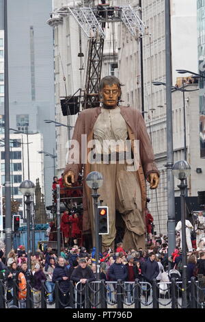 Liverpool, Großbritannien. 7. Oktober 2018. Tag 3 des Royal De Luxe Riese spektakulär, der Große Riese Spaziergänge am Strand auf seiner letzten je Tag in Liverpool. Credit: Ken Biggs/Alamy Leben Nachrichten. Stockfoto