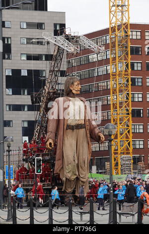 Liverpool, Großbritannien. 7. Oktober 2018. Tag 3 des Royal De Luxe Riese spektakulär, der Große Riese Spaziergänge am Strand auf seiner letzten je Tag in Liverpool. Credit: Ken Biggs/Alamy Leben Nachrichten. Stockfoto