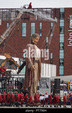 Liverpool, Großbritannien. 7. Oktober 2018. Tag 3 des Royal De Luxe Riese spektakulär, der Große Riese Spaziergänge am Strand auf seiner letzten je Tag in Liverpool. Credit: Ken Biggs/Alamy Leben Nachrichten. Stockfoto