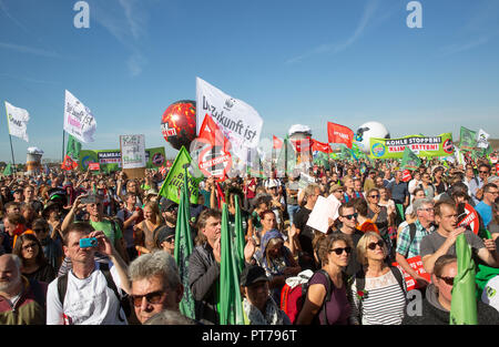 Hambacher, Deutschland. 6. Oktober 2018. Am Samstag (06.10.18) 50.000 Menschen protestierten mit Transparenten, Plakaten und Luftballons an der Hambacher Forst in der Nähe von Köln für mehr Klimaschutz und gegen die Braunkohle. Credit: Guido Schiefer/Alamy leben Nachrichten Stockfoto