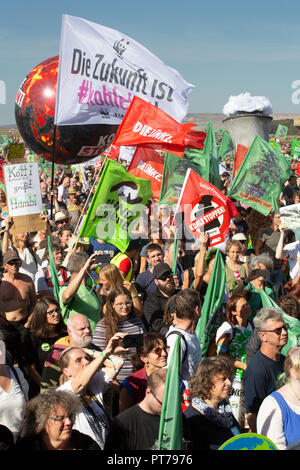 Hambacher, Deutschland. 6. Oktober 2018. Am Samstag (06.10.18) 50.000 Menschen protestierten mit Transparenten, Plakaten und Luftballons an der Hambacher Forst in der Nähe von Köln für mehr Klimaschutz und gegen die Braunkohle. Credit: Guido Schiefer/Alamy leben Nachrichten Stockfoto