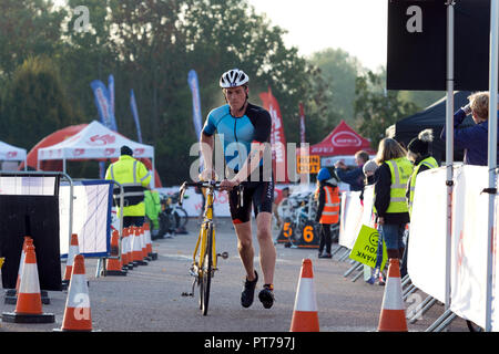 Stratford-upon-Avon, Großbritannien. 7. Oktober 2018. Stratford-upon-Avon, Warwickshire, England, UK. Am frühen Morgen einen Wettbewerber verlässt den Übergang in der Warwickshire Triathlon - Super Sprint. Credit: Colin Underhill/Alamy leben Nachrichten Stockfoto