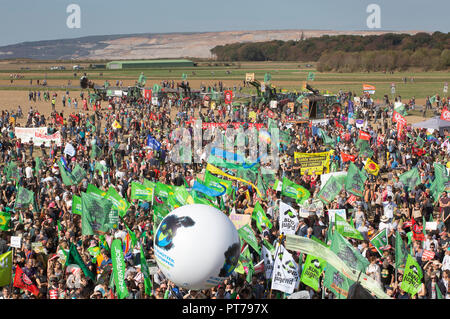 Hambacher, Deutschland. 6. Oktober 2018. Am Samstag (06.10.18) 50.000 Menschen protestierten mit Transparenten, Plakaten und Luftballons an der Hambacher Forst in der Nähe von Köln für mehr Klimaschutz und gegen die Braunkohle. Credit: Guido Schiefer/Alamy leben Nachrichten Stockfoto