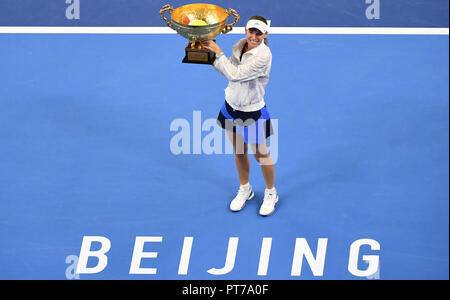 Peking, China. 7 Okt, 2018. Caroline Wozniacki aus Dänemark wirft mit der Trophäe bei der Verleihung des Women's singles Fall an der China Open Tennisturnier in Peking, der Hauptstadt von China, am 7. Oktober, 2018. Credit: Zhang Chenlin/Xinhua/Alamy leben Nachrichten Stockfoto