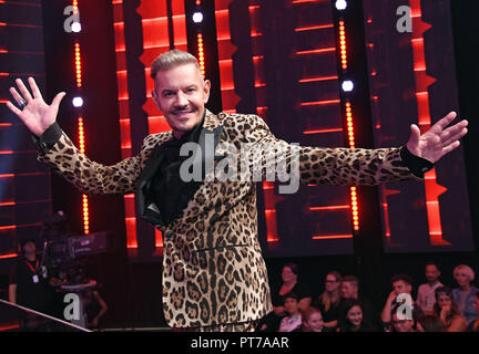 06 Oktober 2018, Nordrhein-Westfalen, Köln: Dirk Heidemann, Tanz Trainer und Juror, ist über die neue Dance Show 'Meister des Tanzes" von ProSieben im Studio aufzunehmen. Foto: Henning Kaiser/dpa Stockfoto
