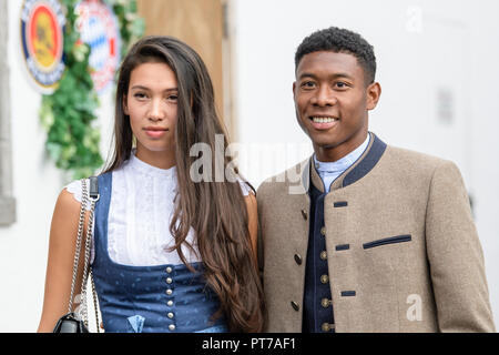 München, Bayern. 07 Okt, 2018. David Alaba und seine Freundin Shalimar Heppner, der Käfer Zelt auf dem Oktoberfest auf der Theresienwiese. Spieler, Trainer und Manager des Fußball-Erstligisten FC Bayern traditionell besuchen Sie die Käfer Zelt zusammen einmal während des Oktoberfestes. Credit: Matthias Balk/dpa/Alamy leben Nachrichten Stockfoto