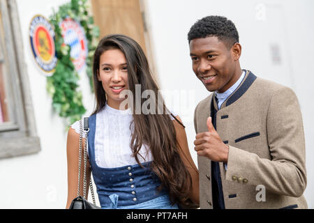 München, Bayern. 07 Okt, 2018. David Alaba und seine Freundin Shalimar Heppner, der Käfer Zelt auf dem Oktoberfest auf der Theresienwiese. Spieler, Trainer und Manager des Fußball-Erstligisten FC Bayern traditionell besuchen Sie die Käfer Zelt zusammen einmal während des Oktoberfestes. Credit: Matthias Balk/dpa/Alamy leben Nachrichten Stockfoto
