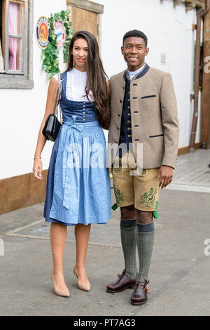 München, Bayern. 07 Okt, 2018. David Alaba und seine Freundin Shalimar Heppner, der Käfer Zelt auf dem Oktoberfest auf der Theresienwiese. Spieler, Trainer und Manager des Fußball-Erstligisten FC Bayern traditionell besuchen Sie die Käfer Zelt zusammen einmal während des Oktoberfestes. Credit: Matthias Balk/dpa/Alamy leben Nachrichten Stockfoto