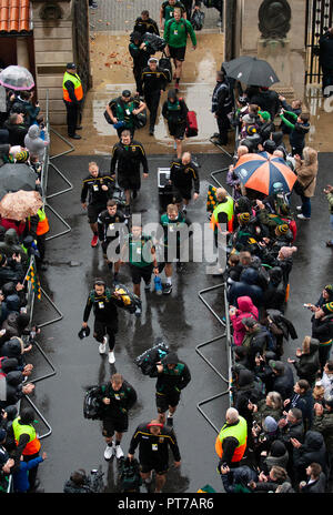 Twickenham, UK. 6. Oktober 2018. Northampton Saints Spieler ankommen bei Twickenham vor dem Derby zwischen Northampton Heiligen und die Leicester Tigers. Andrew Taylor/Alamy leben Nachrichten Stockfoto