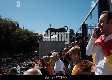 Madrid, Spanien. 7. Okt 2018. Die Teilnehmer der Veranstaltung verlassen. Die rechtsextreme Partei Vox dieser Sonntag der "Palacio de Vistalegre" gedrängt hat in einem massiven Ereignis, das teilgenommen hat, nach Angaben der Veranstalter 10.000 Menschen, und in der Sie Ihre 100 dringende Maßnahmen für Spanien am Okt 7, 2018 in Madrid, Spanien Quelle: Jesús Hellin/Alamy Leben Nachrichten vorgestellt Stockfoto