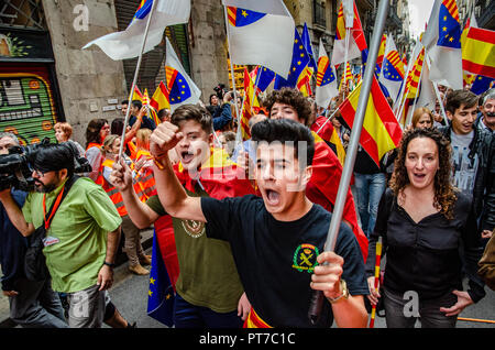 Barcelona, Spanien. 7. Okt 2018. Eine Gruppe spanischer Gewerkschafter Demonstranten während der Vorführung gesehen. Die Plattform España Ciudadana, mit der Anwesenheit der politischen Führer Albert Rivera, und unter dem Motto "Nein zu Gewalt, Ja zur Verfassung, hat Hunderte von Menschen, die konzentriert auf die besorgniserregende Situation, dass Katalonien ist kündigen. Credit: SOPA Images Limited/Alamy leben Nachrichten Stockfoto