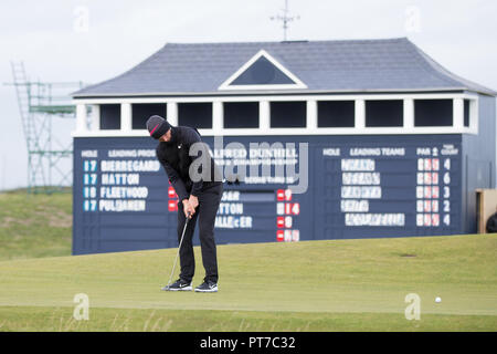 Schottland, Großbritannien. 7. Okt 2018. Alfred Dunhill Links Championship, vierte Runde; Lucas Bjerregaard von Dänemark Schläge auf der siebzehnten Grün während der Endrunde der Dunhill Links Championship auf dem alten Kurs, St Andrews, Fife Credit: Aktion Plus Sport Bilder/Alamy leben Nachrichten Stockfoto