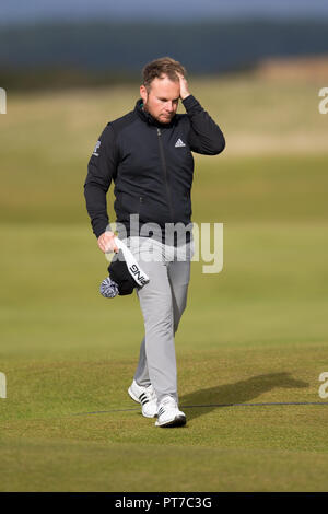 Schottland, Großbritannien. 7. Okt 2018. Alfred Dunhill Links Championship, vierte Runde; Tyrrell Hatton von England reibt seinen Kopf während der Endrunde der Dunhill Links Championship auf dem alten Kurs, St Andrews, Fife Credit: Aktion Plus Sport Bilder/Alamy leben Nachrichten Stockfoto