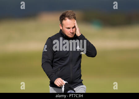 Schottland, Großbritannien. 7. Okt 2018. Alfred Dunhill Links Championship, vierte Runde; Tyrrell Hatton von England reibt seinen Kopf während der Endrunde der Dunhill Links Championship auf dem alten Kurs, St Andrews, Fife Credit: Aktion Plus Sport Bilder/Alamy leben Nachrichten Stockfoto