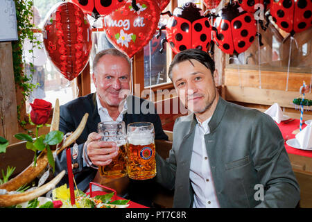 München, Bayern. 07 Okt, 2018. 07 Oktober 2018, Germany, München: Karl-Heinz Rummenigge, Vorstandsvorsitzender des FC Bayern, und Niko Kovac, Trainer des FC Bayern München, sitzen nebeneinander auf dem Oktoberfest auf der Theresienwiese. Spieler, Trainer und Manager des Fußball-Erstligisten FC Bayern Traditionell besuchen die KAEFER-Zelt zusammen einmal während des Oktoberfestes. Quelle: Bayern München-Paulaner/dpa - ACHTUNG: Die redaktionelle Nutzung nur in Verbindung mit der aktuellen Berichterstattung und nur, wenn die oben genannten ist in vollem/dpa/Alamy Leben Nachrichten referenziert Stockfoto