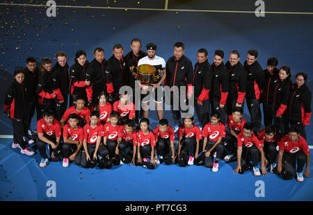 Peking, China. 7 Okt, 2018. Nikoloz Basilashvili (C) der Georgien wirft mit der Trophäe während der Verleihung des Men's singles Fall an der China Open Tennisturnier in Peking, der Hauptstadt von China am 7. Oktober, 2018. Basilashvili gewann 2:0 und behauptete den Titel. Credit: Zhang Chenlin/Xinhua/Alamy leben Nachrichten Stockfoto