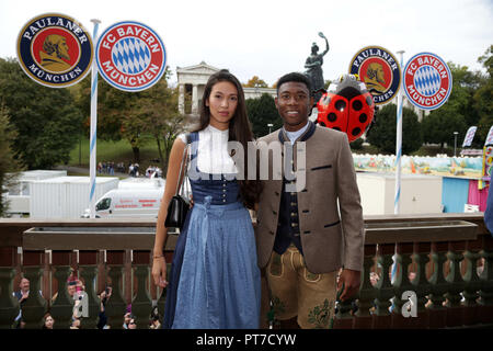 München, Deutschland. 07 Okt, 2018. David Alaba (FC Bayern München) mit der neuen Freundin Shalimar Heppner Fußball FC Bayern München, traditionelle Oktoberfest Besuch der Kaefer Schenke, am 07.10.2018 in München/Deutschland. | Verwendung der weltweiten Kredit: dpa/Alamy leben Nachrichten Stockfoto