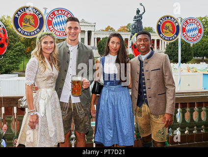 München, Deutschland. 7. Okt 2018. FC Bayern besucht das Oktoberfest, München, Oktober 7, 2018 Niklas SUELE, FCB 4 mit Freundin Melissa Halfter, Shalimar Heppner, Freundin von David Alaba (FCB 27) Mannschaft des FC BAYERN MÜNCHEN besucht das Oktoberfest Oktoberfest in traditionellen Trachten Lederhose oder Dirndl, Theresienwiese, Wiesn 1. Deutschen Fußball-Bundesliga, München, 7. Oktober 2018, Saison 2018/2019, Spieltag 7 © Peter Schatz/Alamy leben Nachrichten Stockfoto