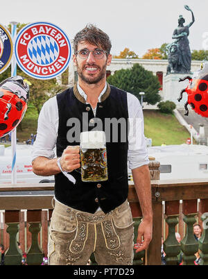 München, Deutschland. 7. Okt 2018. FC Bayern besucht das Oktoberfest, München, 7. Oktober 2018 Javi Martinez, FCB 8 Mannschaft des FC BAYERN MÜNCHEN besucht das Oktoberfest Oktoberfest in traditionellen Trachten Lederhose oder Dirndl, Theresienwiese, Wiesn 1. Deutschen Fußball-Bundesliga, München, 7. Oktober 2018, Saison 2018/2019, Spieltag 7 © Peter Schatz/Alamy leben Nachrichten Stockfoto