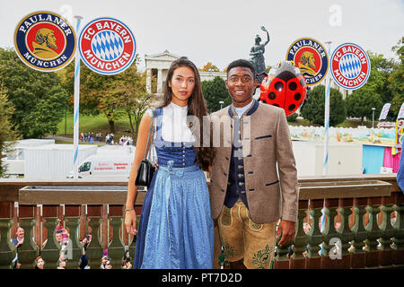 München, Deutschland. 7. Okt 2018. FC Bayern besucht das Oktoberfest, München, 7. Oktober 2018 Shalimar Heppner, Freundin von David Alaba (FCB 27) Mannschaft des FC BAYERN MÜNCHEN besucht das Oktoberfest Oktoberfest in traditionellen Trachten Lederhose oder Dirndl, Theresienwiese, Wiesn 1. Deutschen Fußball-Bundesliga, München, 7. Oktober 2018, Saison 2018/2019, Spieltag 7 © Peter Schatz/Alamy leben Nachrichten Stockfoto
