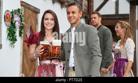 München, Deutschland. 7. Okt 2018. FC Bayern besucht das Oktoberfest, München, 7. Oktober 2018 Rafinha freundin Fernanda Bellafronte Mannschaft des FC BAYERN MÜNCHEN besucht das Oktoberfest Oktoberfest in traditionellen Trachten Lederhose oder Dirndl, Theresienwiese, Wiesn 1. Deutschen Fußball-Bundesliga, München, 7. Oktober 2018, Saison 2018/2019, Spieltag 7 © Peter Schatz/Alamy leben Nachrichten Stockfoto