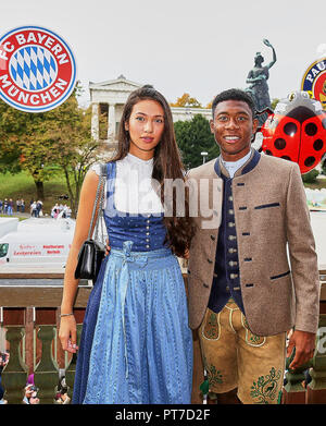 München, Deutschland. 7. Okt 2018. FC Bayern besucht das Oktoberfest, München, 7. Oktober 2018 Shalimar Heppner, Freundin von David Alaba (FCB 27) Mannschaft des FC BAYERN MÜNCHEN besucht das Oktoberfest Oktoberfest in traditionellen Trachten Lederhose oder Dirndl, Theresienwiese, Wiesn 1. Deutschen Fußball-Bundesliga, München, 7. Oktober 2018, Saison 2018/2019, Spieltag 7 © Peter Schatz/Alamy leben Nachrichten Stockfoto