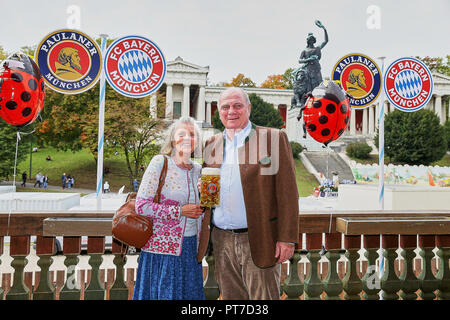 München, Deutschland. 7. Okt 2018. FC Bayern besucht das Oktoberfest, München, 7. Oktober 2018 Uli Hoeneß (FCB) mit meiner Frau Susi Mannschaft des FC BAYERN MÜNCHEN besucht das Oktoberfest Oktoberfest in traditionellen Trachten Lederhose oder Dirndl, Theresienwiese, Wiesn 1. Deutschen Fußball-Bundesliga, München, 7. Oktober 2018, Saison 2018/2019, Spieltag 7 © Peter Schatz/Alamy leben Nachrichten Stockfoto