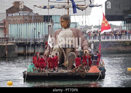 Liverpool, Großbritannien. 7. Oktober 2018. Finale Tag 3 des Royal De Luxe Riese spektakulär, die riesigen Blättern Liverpool. Credit: Ken Biggs/Alamy Leben Nachrichten. Stockfoto