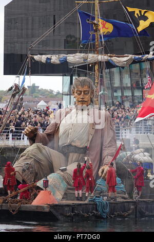 Liverpool, Großbritannien. 7. Oktober 2018. Finale Tag 3 des Royal De Luxe Riese spektakulär, die riesigen Blättern Liverpool. Credit: Ken Biggs/Alamy Leben Nachrichten. Stockfoto