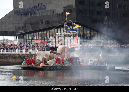 Liverpool, Großbritannien. 7. Oktober 2018. Finale Tag 3 des Royal De Luxe Riese spektakulär, die riesigen Blättern Liverpool. Credit: Ken Biggs/Alamy Leben Nachrichten. Stockfoto