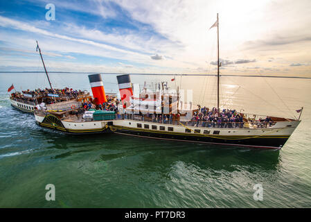 Paddeldampfer Waverley nähert sich dem Southend Pier an der Themsmündung mit Passagieren, die bereit sind, von Bord zu gehen und weitere Tagesausflügler abzuholen Stockfoto