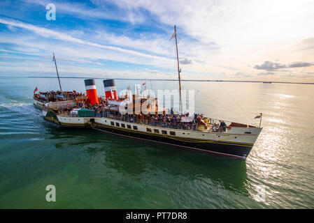 Paddeldampfer Waverley nähert sich dem Southend Pier an der Themsmündung mit Passagieren, die bereit sind, von Bord zu gehen und weitere Tagesausflügler abzuholen Stockfoto