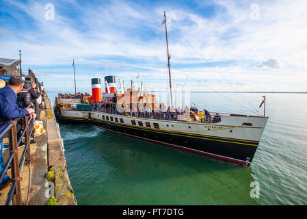 Paddeldampfer Waverley fährt vom Southend Pier an der Themsmündung ab, mit Passagieren in Richtung London, Großbritannien Stockfoto