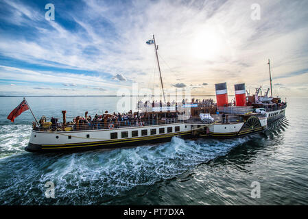 Paddeldampfer Waverley fährt vom Southend Pier an der Themsmündung ab, mit Passagieren in Richtung London, Großbritannien Stockfoto