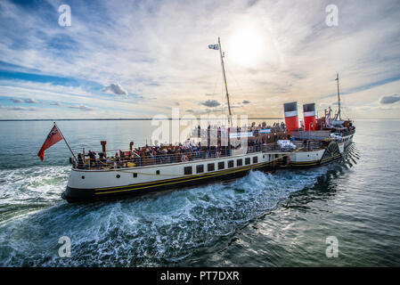 Paddeldampfer Waverley fährt vom Southend Pier an der Themsmündung ab, mit Passagieren in Richtung London, Großbritannien Stockfoto