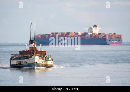Paddeldampfer Waverley nähert sich dem Southend Pier an der Themsmündung mit Passagieren, die bereit sind, von Bord zu gehen und weitere Tagesausflügler abzuholen Stockfoto