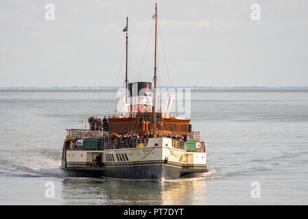 Paddeldampfer Waverley nähert sich dem Southend Pier an der Themsmündung mit Passagieren, die bereit sind, von Bord zu gehen und weitere Tagesausflügler abzuholen Stockfoto