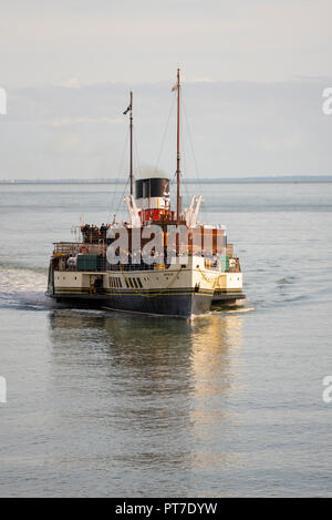 Paddeldampfer Waverley nähert sich dem Southend Pier an der Themsmündung mit Passagieren, die bereit sind, von Bord zu gehen und weitere Tagesausflügler abzuholen Stockfoto